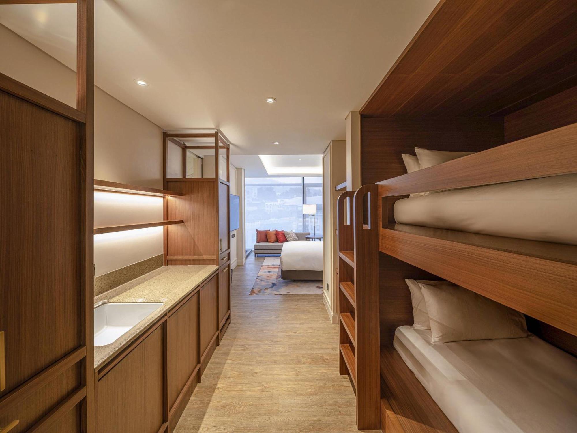 Camera Familiare con Letto King-Size e Letto a Castello